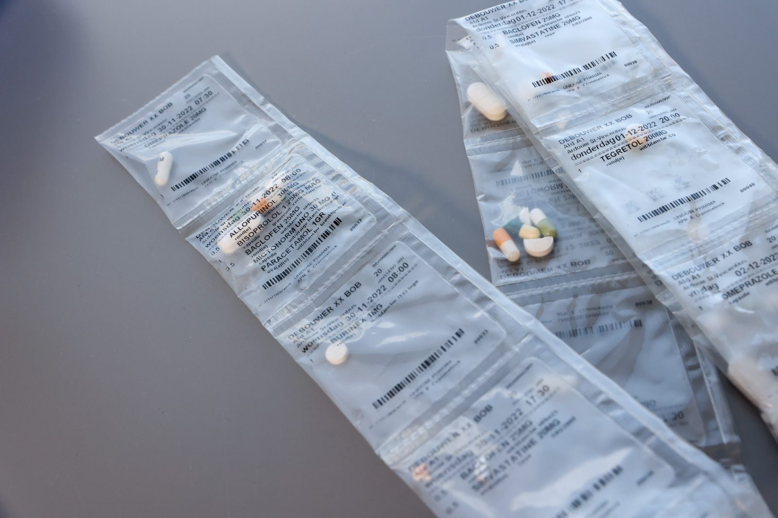 Individuele medicatiezakjes, gelabeld per patiënt en innamemoment